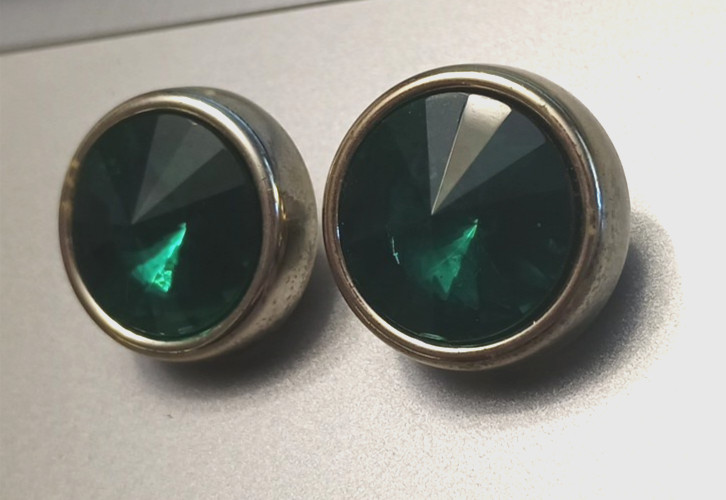 Vtg VIVID GREEN Multi faceted Round Clip On Gold Tone trim .75″ Retro Earrings