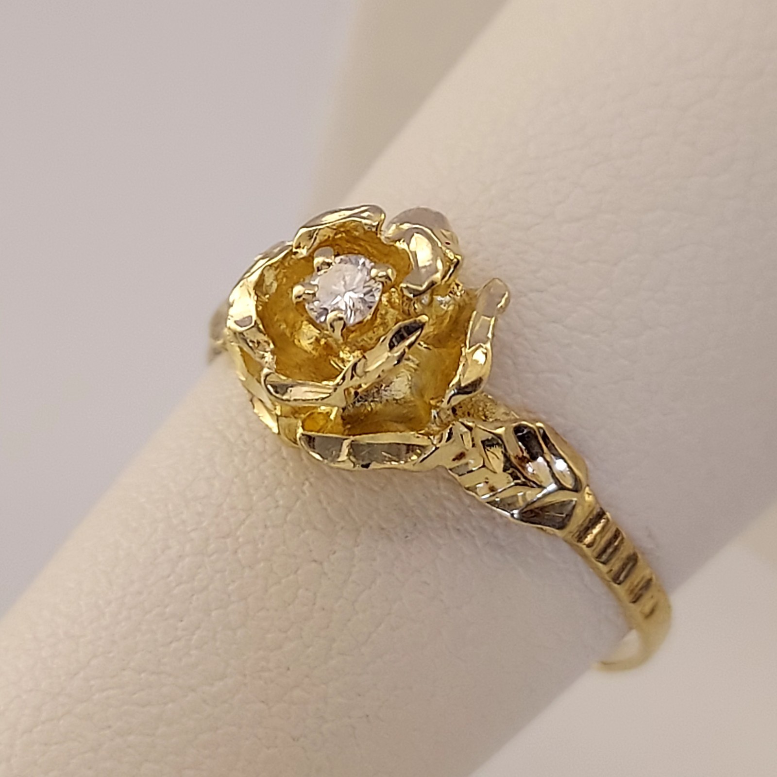 Vintage 14k Diamond Flower Ring. Size 7. Diamond 5 Points. Diamond Cut Detail.