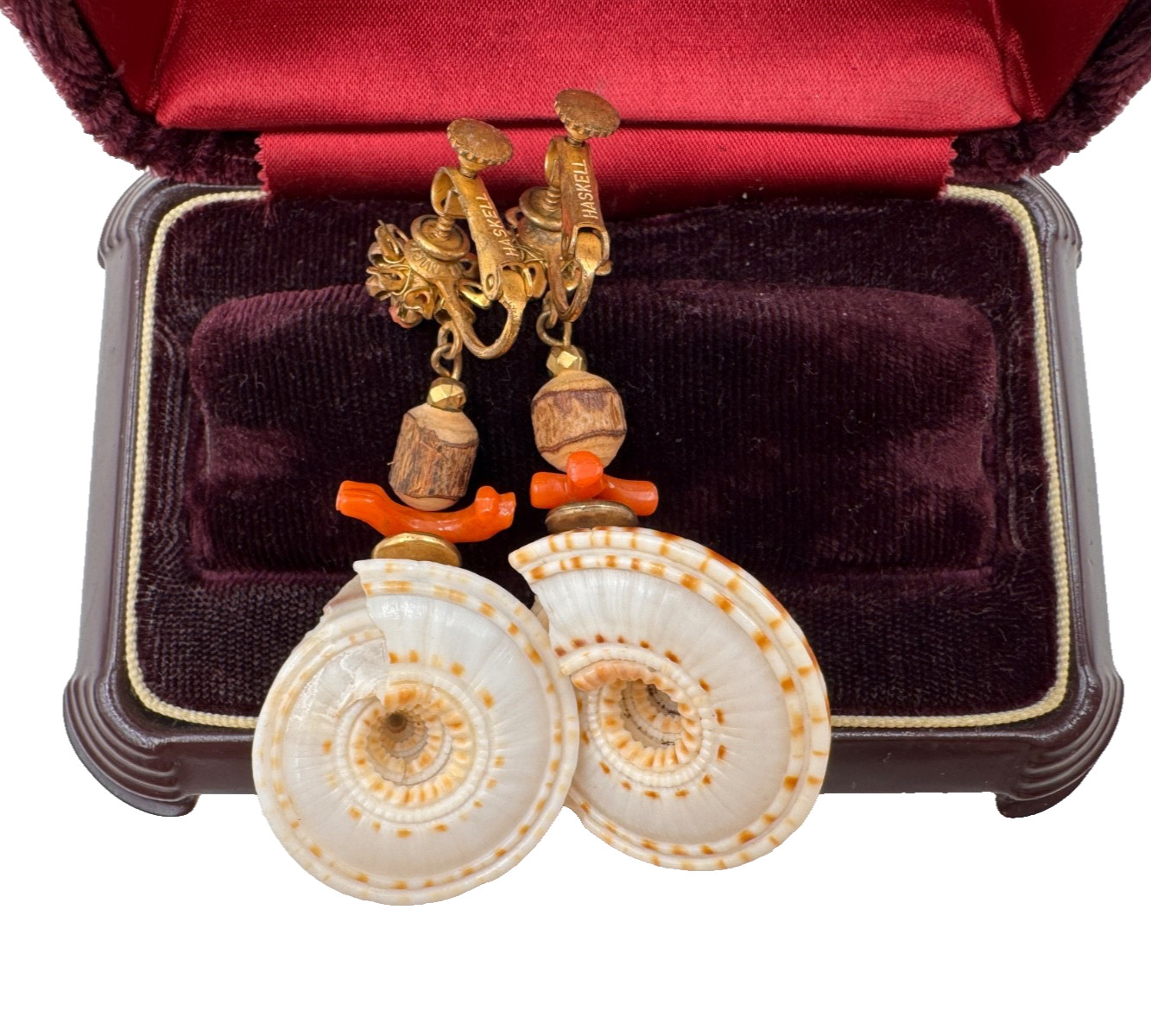 MIRIAM HASKELL SIGNED EXTREMELY RARE CORAL CHANDELIER EARRINGS SEASHELLS SCREW B