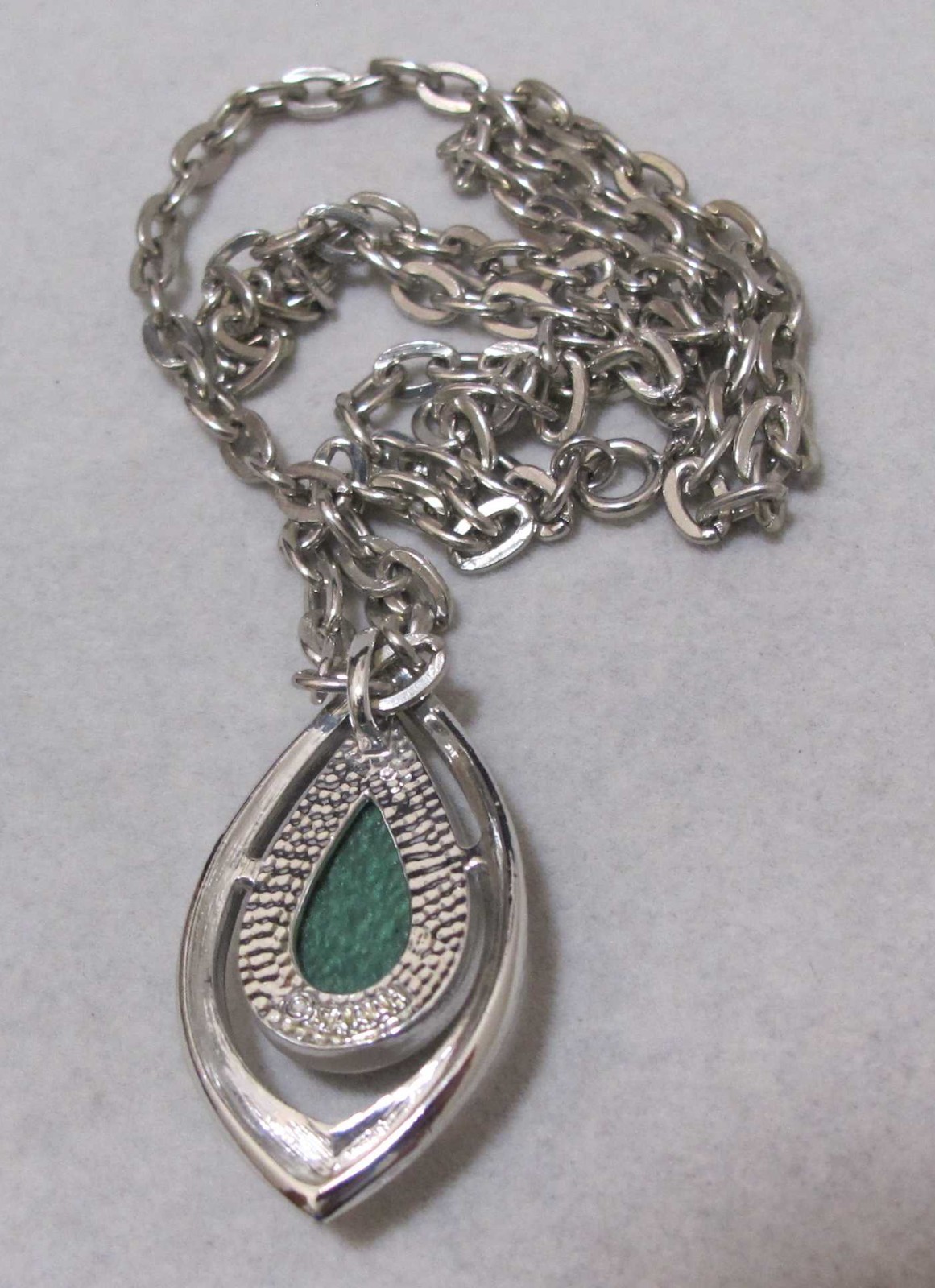 Vtg 1978 SARAH COV “Dew Drop” Green Acrylic Teardrop SilverTone Pendant Necklace