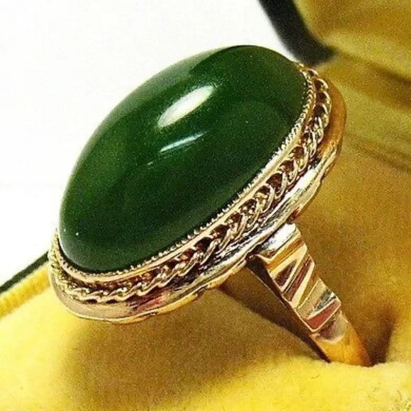 Vintage Solid 18K Rose Pink Gold Bezel Set Green Nephrite Jade Cocktail Ring