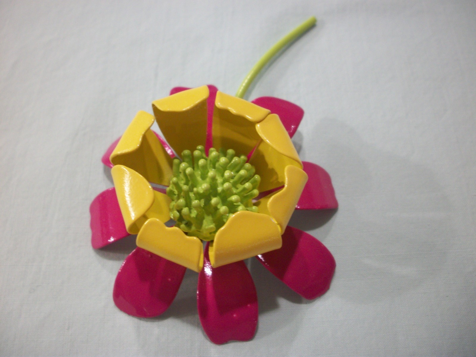ViNTaGE MeTaL ENaMeL**FUCHSIA/YELLOW/LIME GREEN**FLoWeR PiN/BRooCH (RARE BEAUTY)