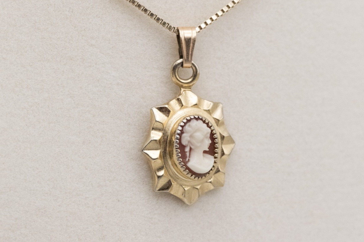 Vintage 14K Gold Filled Oval Shell Cameo Pendant Only Scalloped Starburst Frame