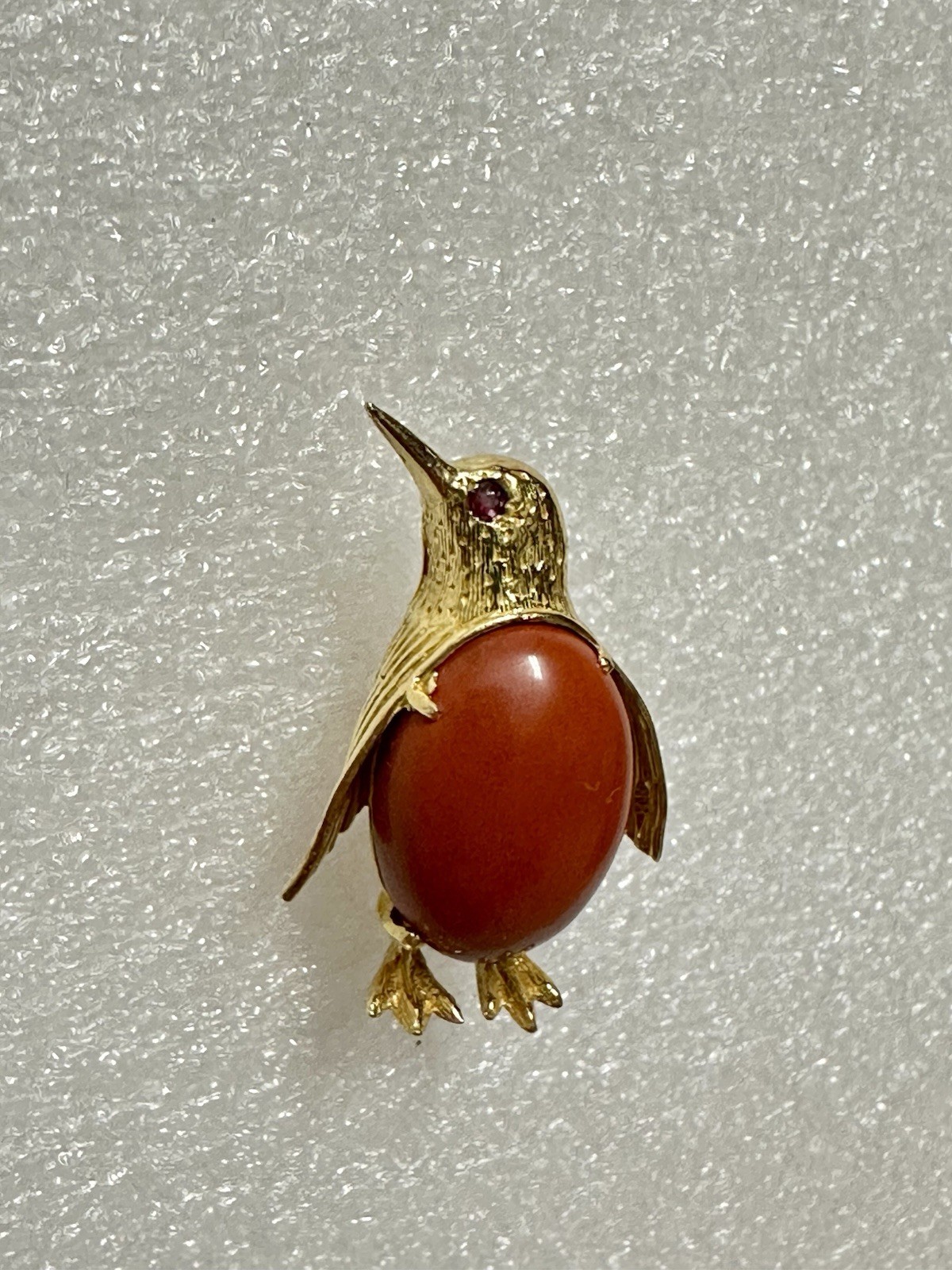 Vintage MERRIN 18K Yellow Gold Ruby Eye Penguin Brooch Pin Signed Orange Jasper