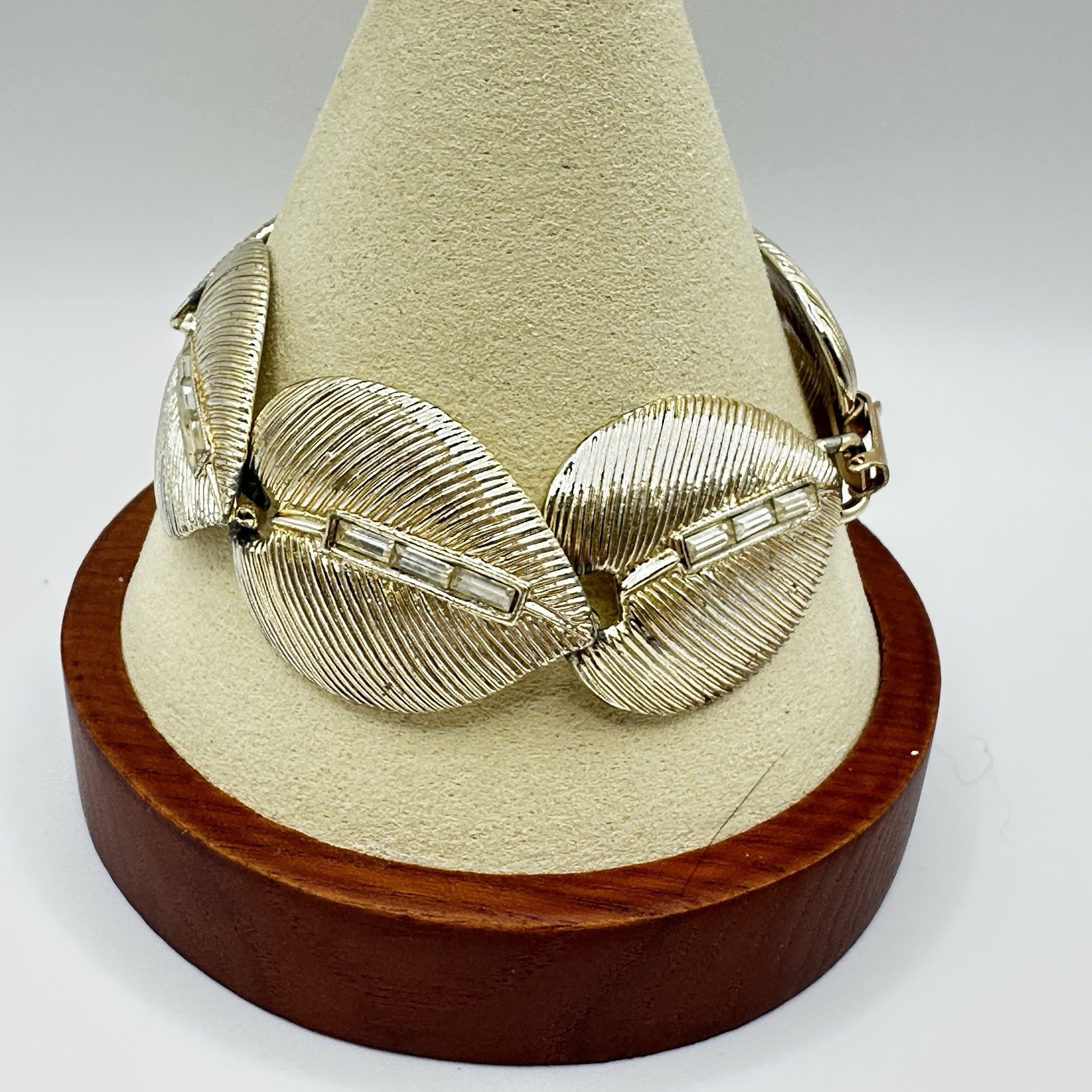 Vintage Gold Tone Leaf Link Bracelet Textured Leaves Fold Over Clasp Size 6.75