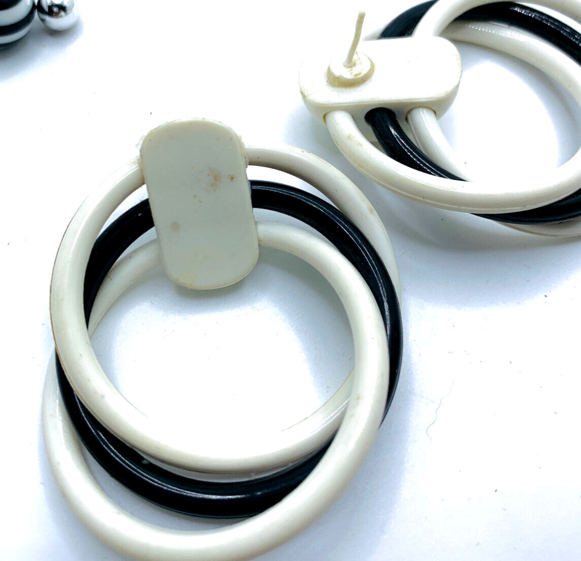 Lot 8 Dramatic 1960s-1980s Plastic Resin Metal Black & White Earrings & Brooches