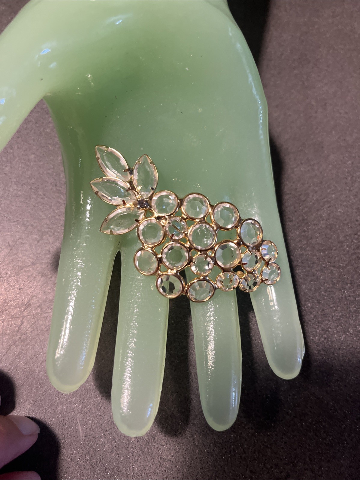 FABULOUS VINTAGE SEE THRU CRYSTALS BUNCH OF GRAPES PIN BROOCH GOLD TONE Prongset