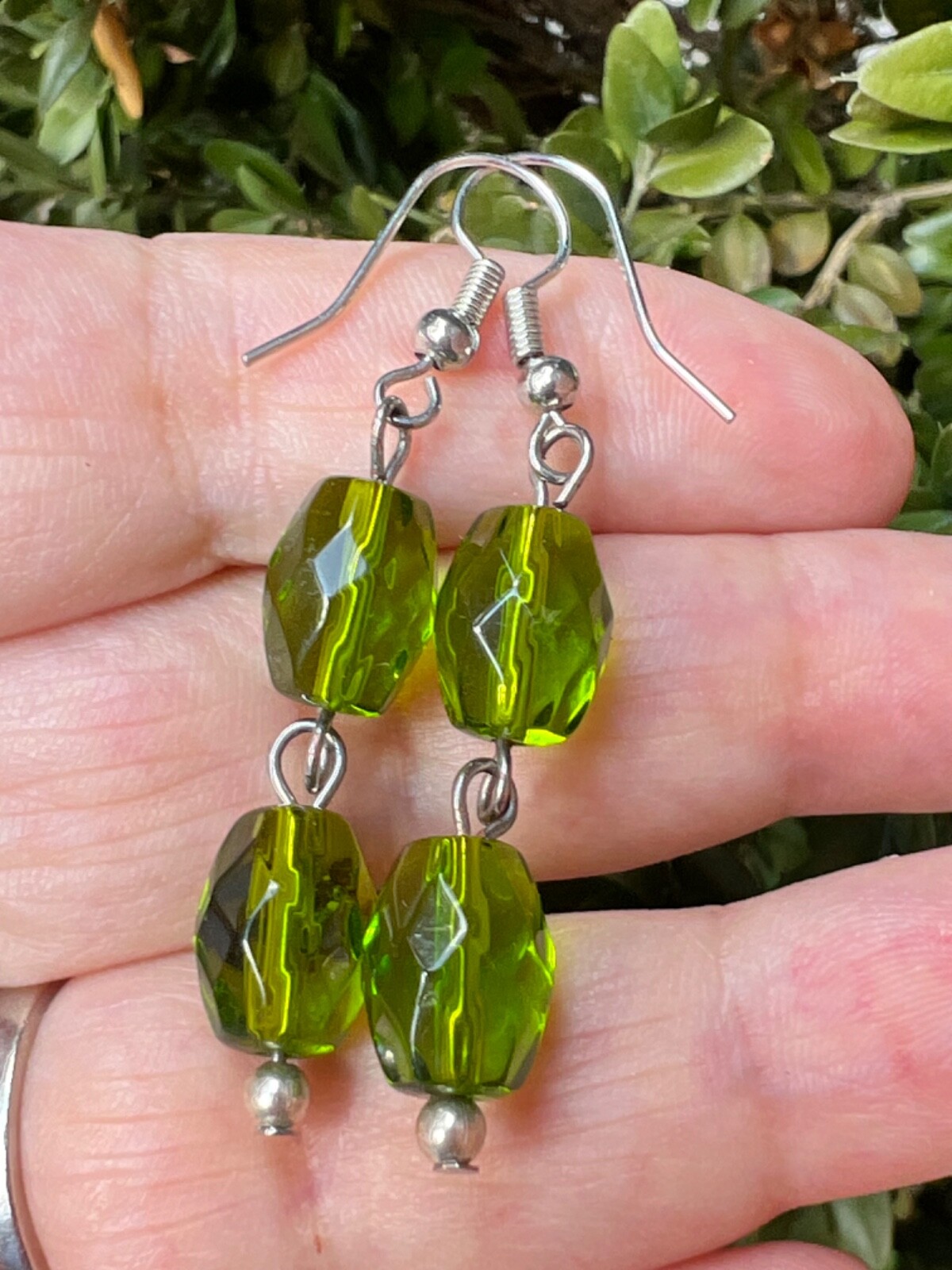 VINTAGE VIVID PERIDOT GREEN COLOR FACETED PASTE GLASS LONG DANGLE DROP EARRINGS