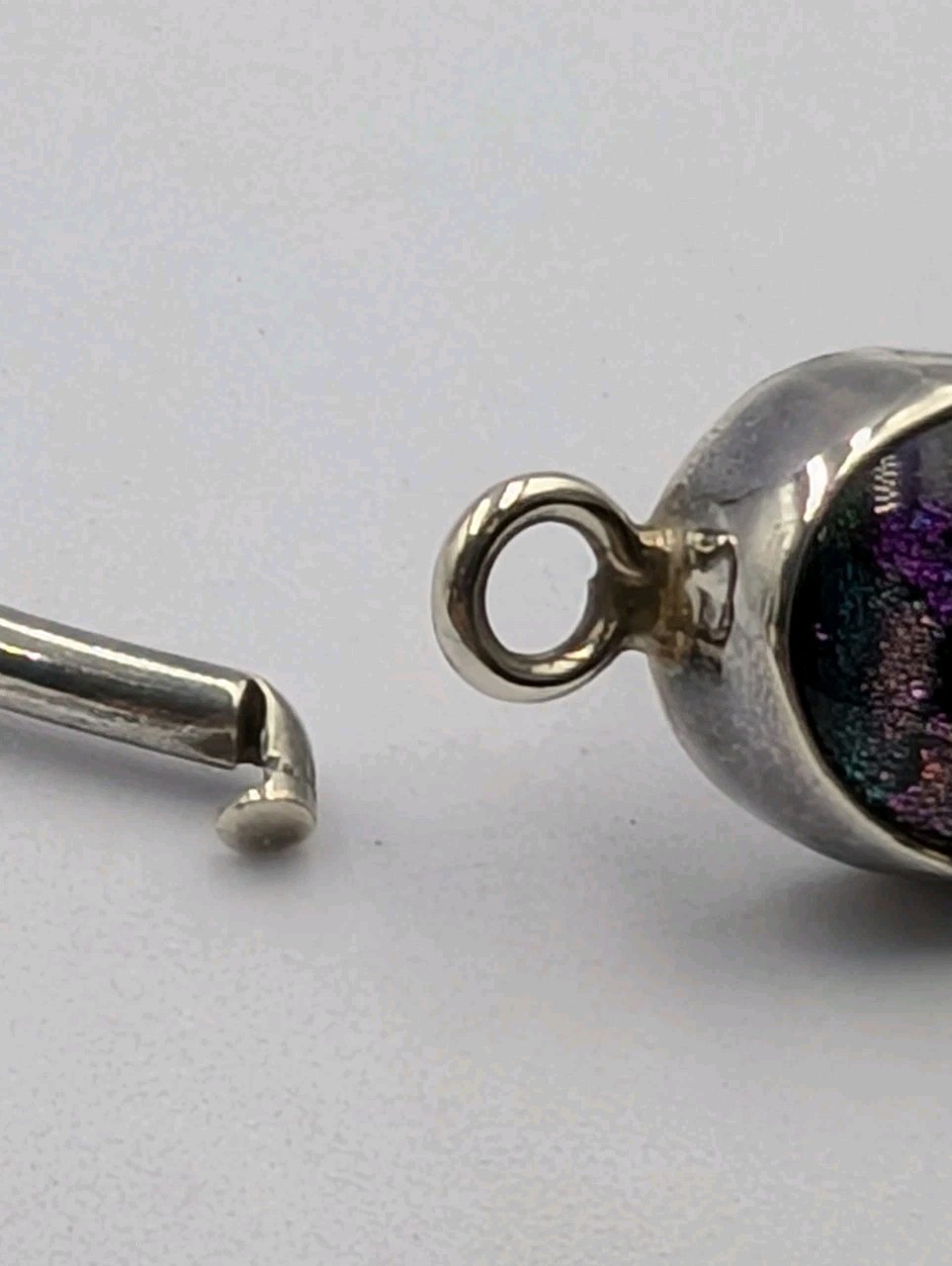 Vtg Sterling Silver Oval Multi Color Dichroic Glass Hook Bangle Bracelet – 16.6g