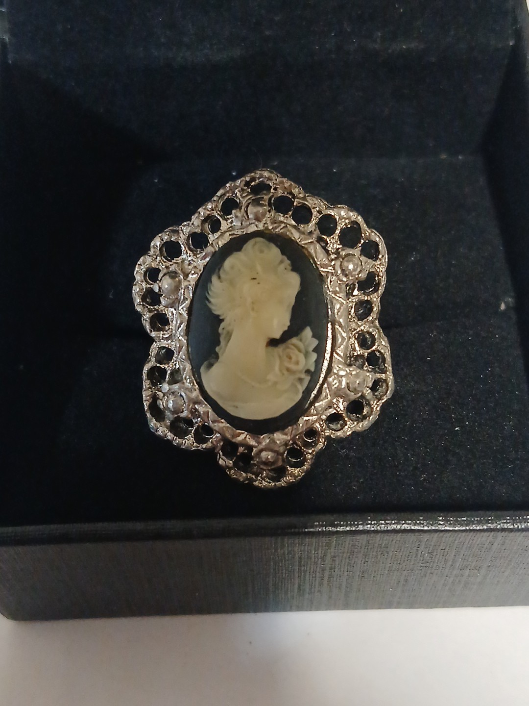 Vintage Silver Tone Victorian Filigree With Black & White Cameo Adjustable Ring