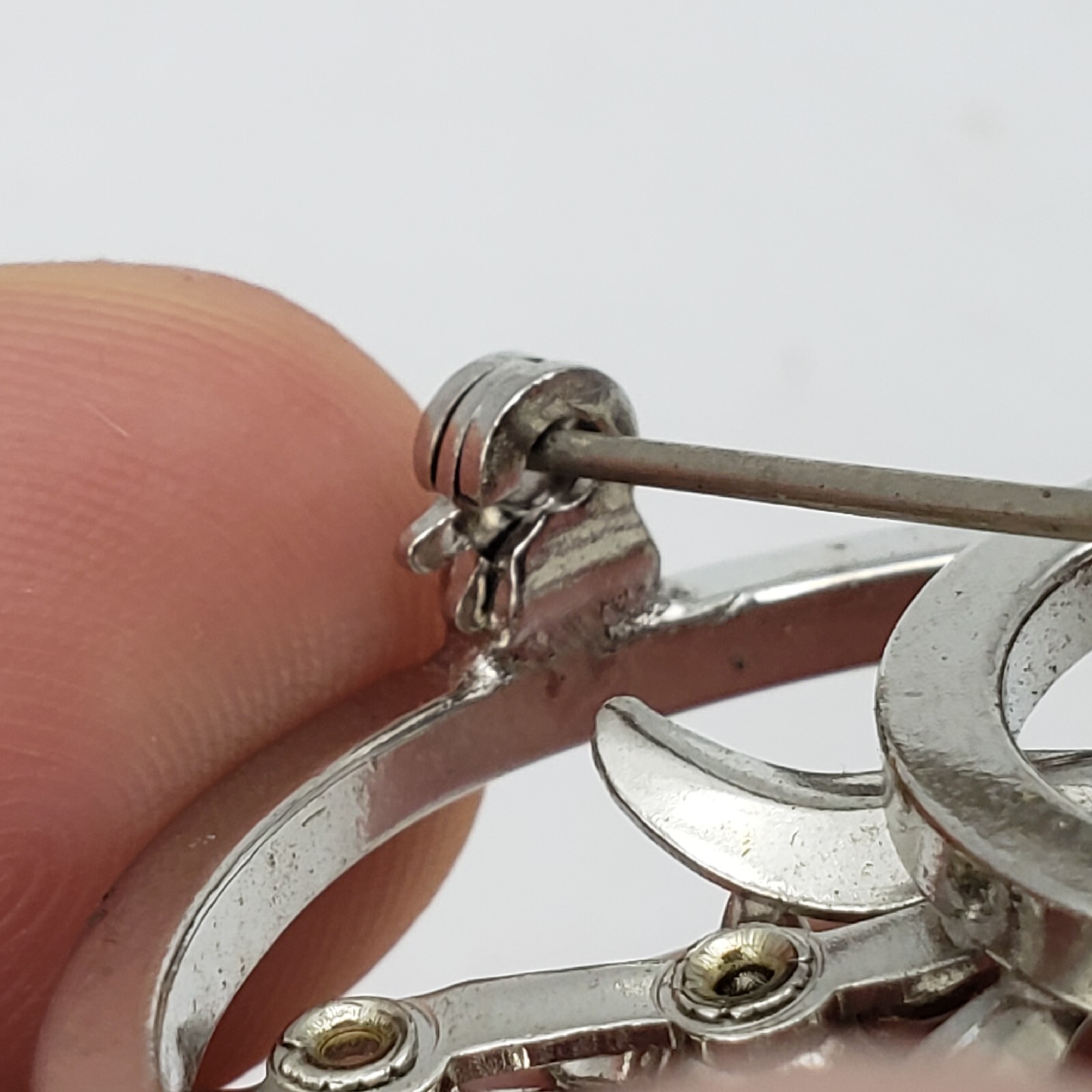 Small Silver / Chrome Toned Metal Brooch of Flowers – Unmarked – Unknown Metal