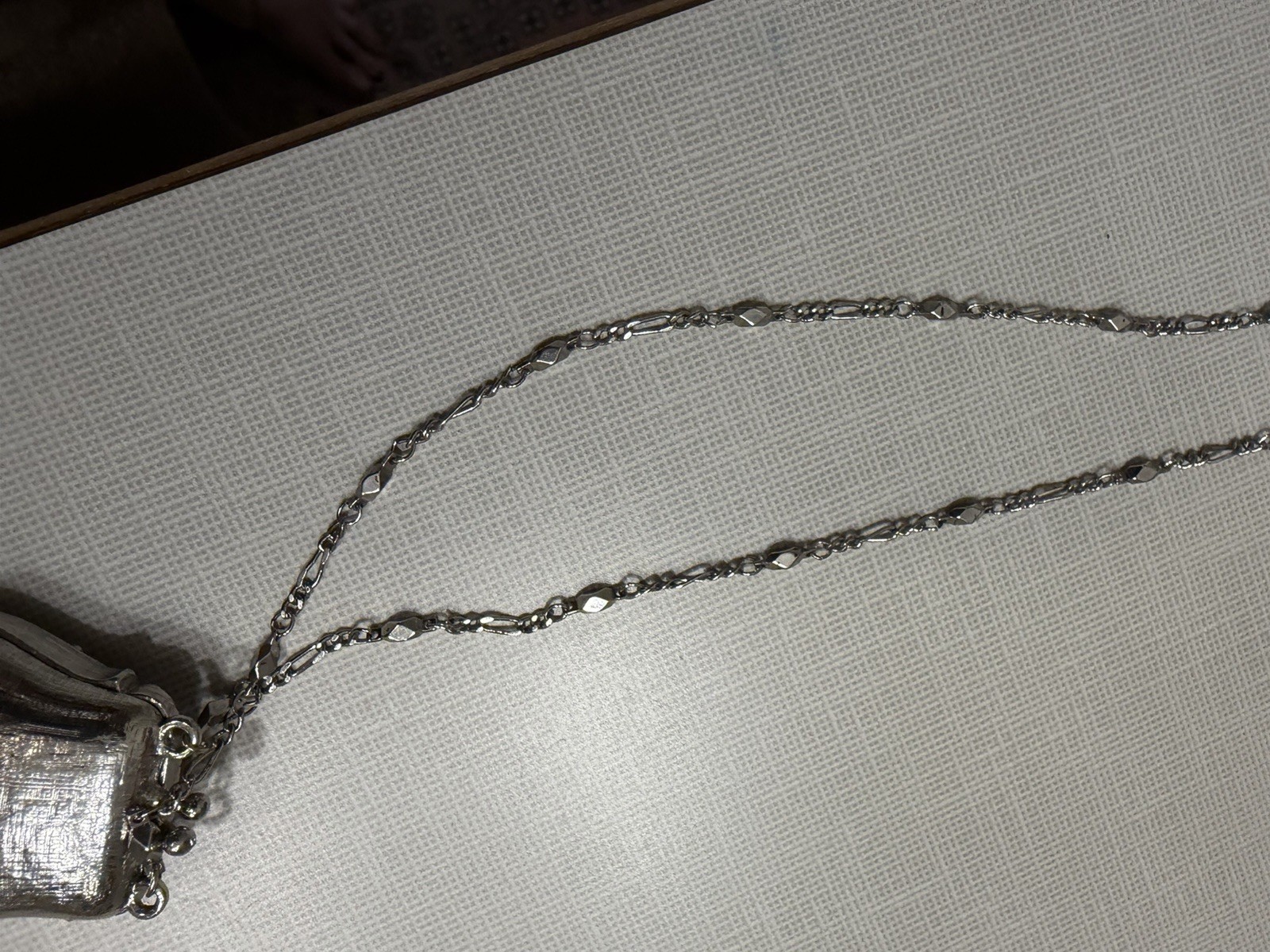 Nordstrom VCLM Signed Pearl & Rhinestone Mini Purse Figaro Chain Necklace 22”