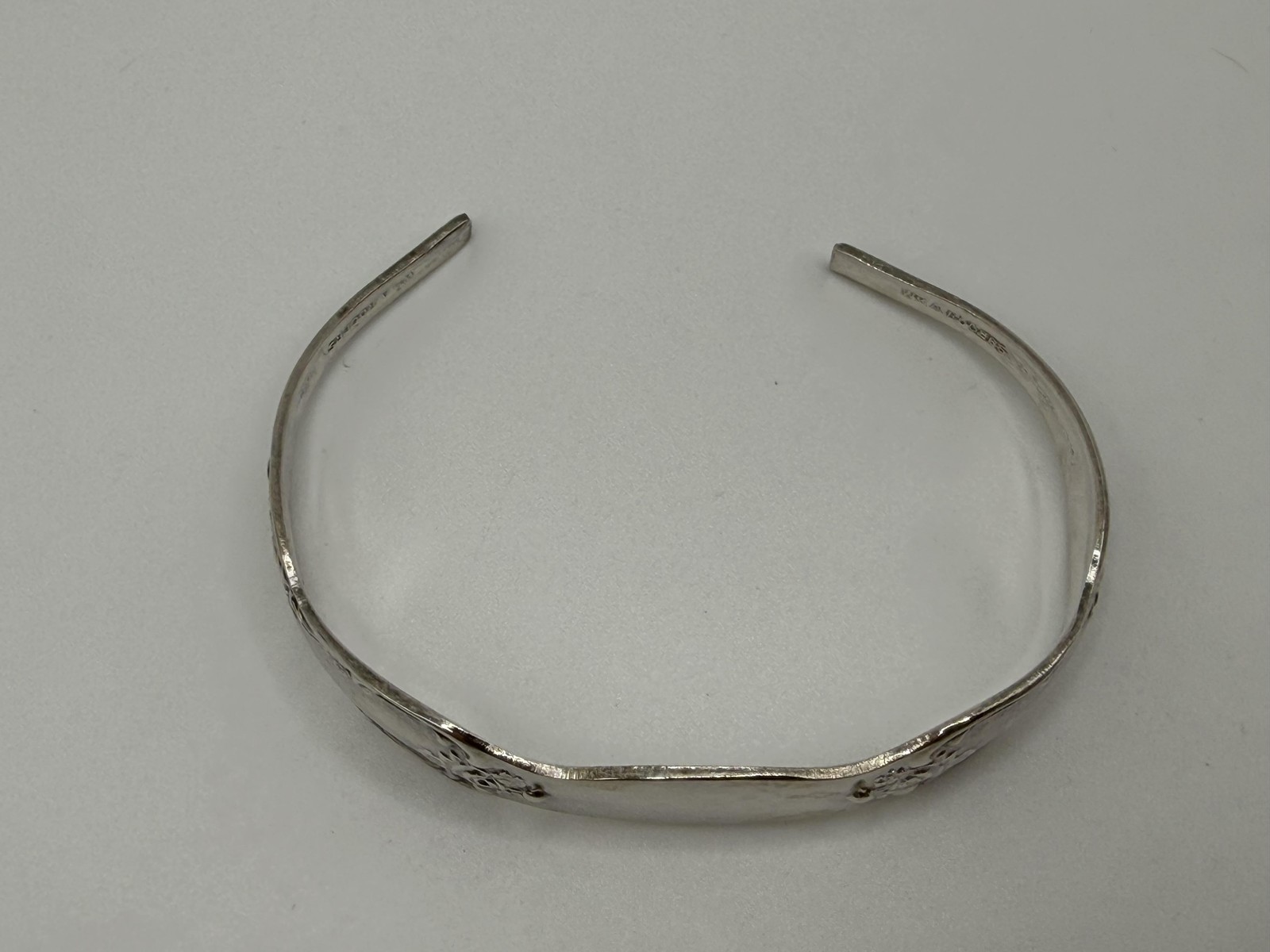 WM A ROGERS ONEIDA LTD FLORAL SPOON CUFF BRACELET SILVER PLATED WOMENS VINTAGE