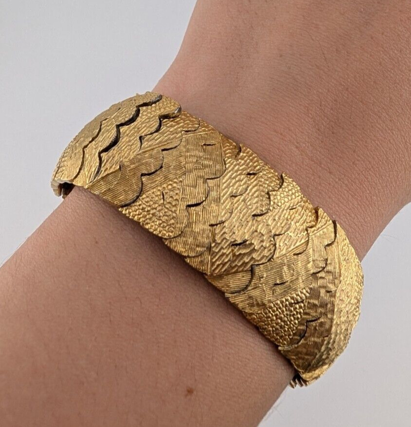 Vintage Gold Tone Articulating Dragon Scale Textured Plate Wire Stretch Bracelet