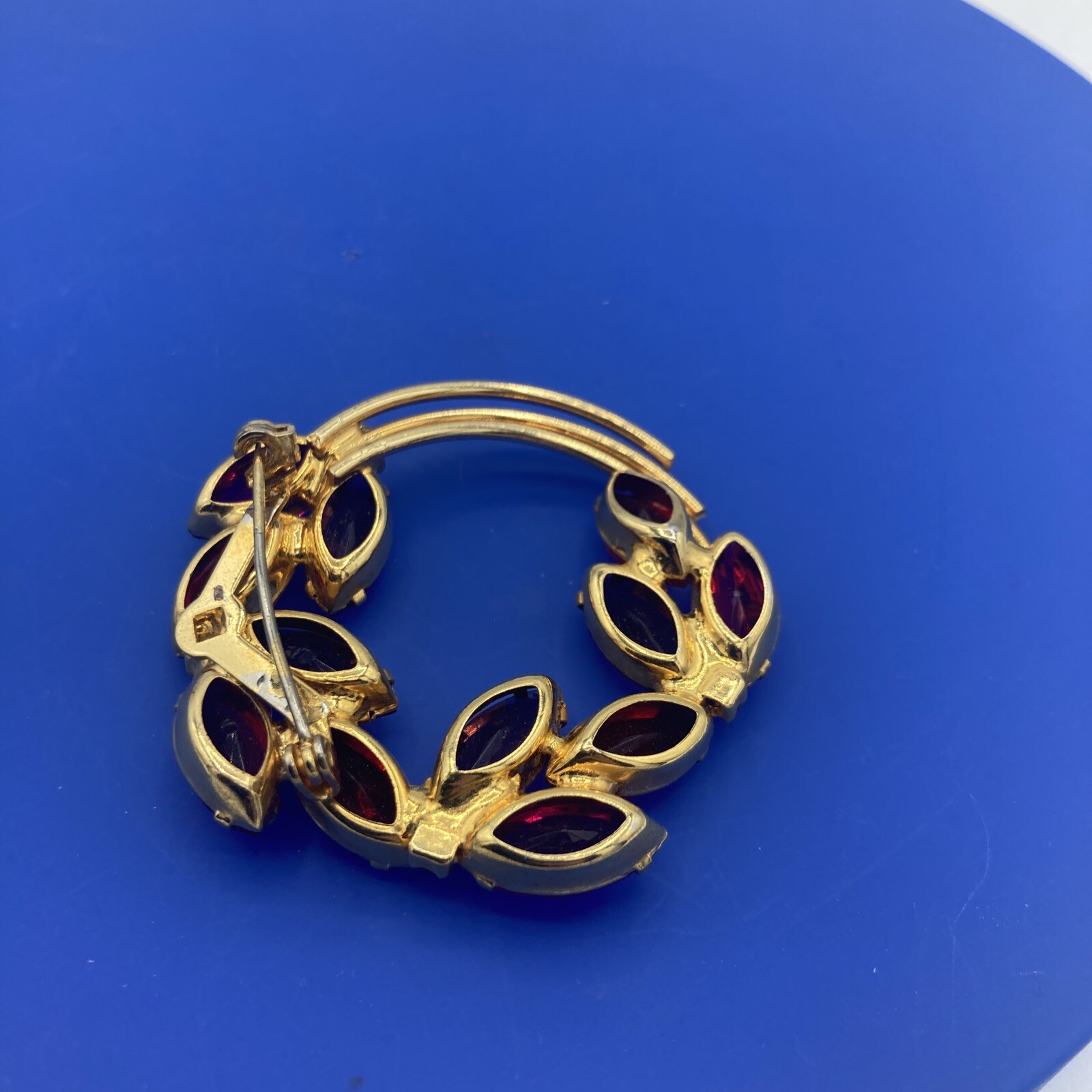 Vintage Juliana Gold Tone Pink Red Purple Rhinestone Wreath Circle Brooch Pin 2”
