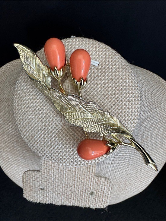 VTG Sarah Coventry Bittersweet Brooch Pin 1962 Gold Tone Faux Coral