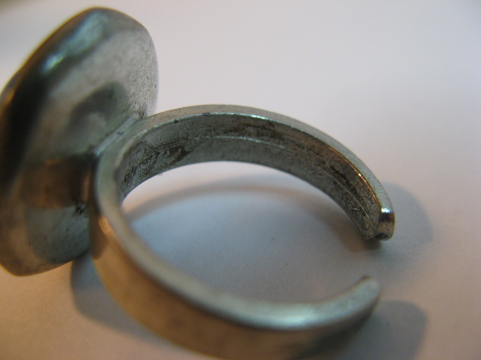 VINTAGE BENT LARSEN TIN PEWTER & GEMSTONE RING/ADJUSTABLE AND COLLECTIBLE.
