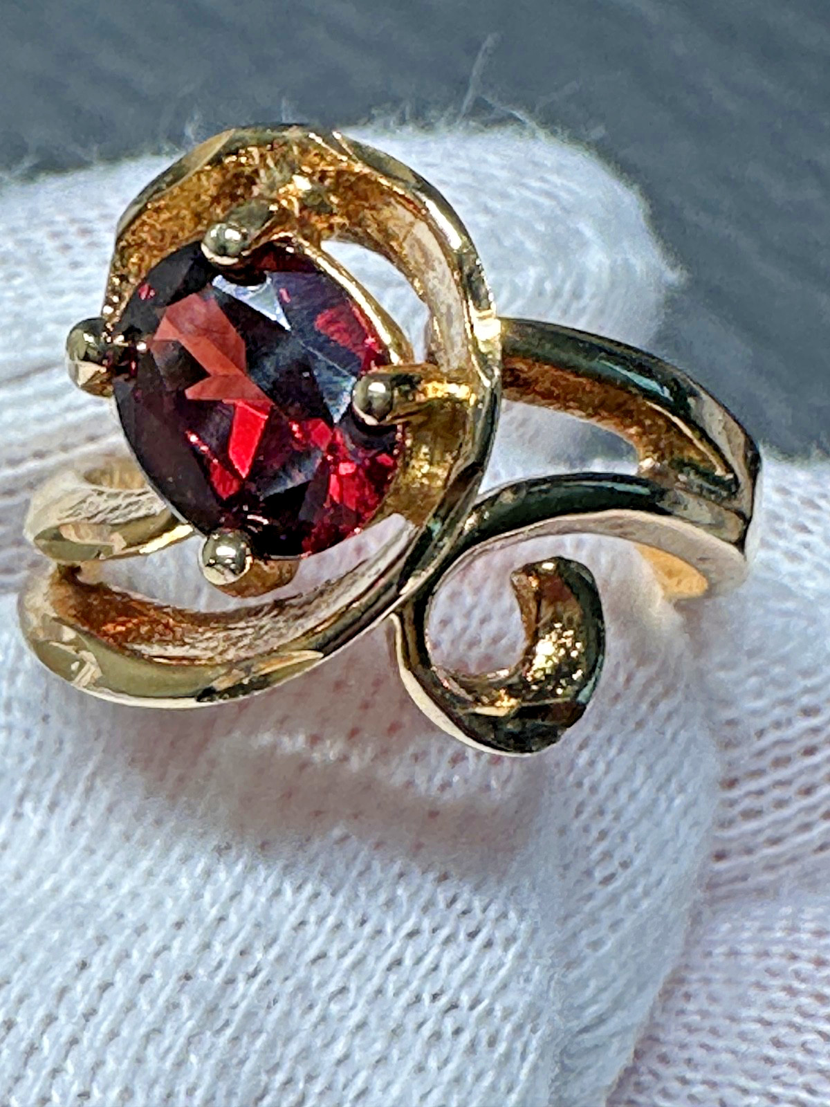 GOLD TONE & OVAL RED ACCENT SCROLL RING SIZE 7.5 H613