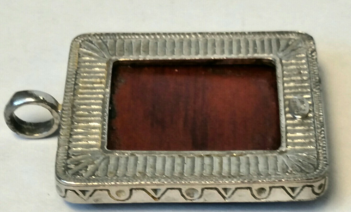KENNETH LANE Wood PENDANT 1+7/8 x 1+5/8″ in Silver Setting 1/4″ cord/chain loop