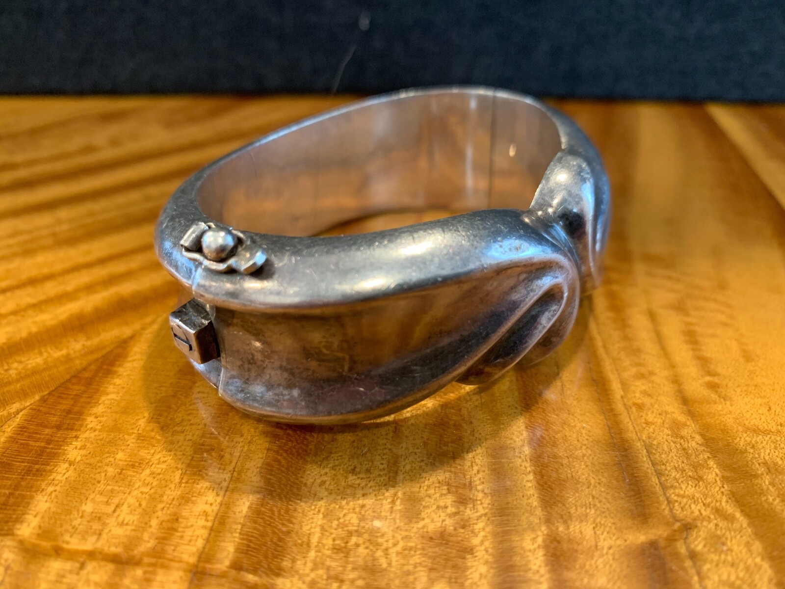 BEAUTIFUL CHUNKY STERLING SILVER SLIDE HINDGE LOCK BANGLE BRACELET W/ CLASP 69G.