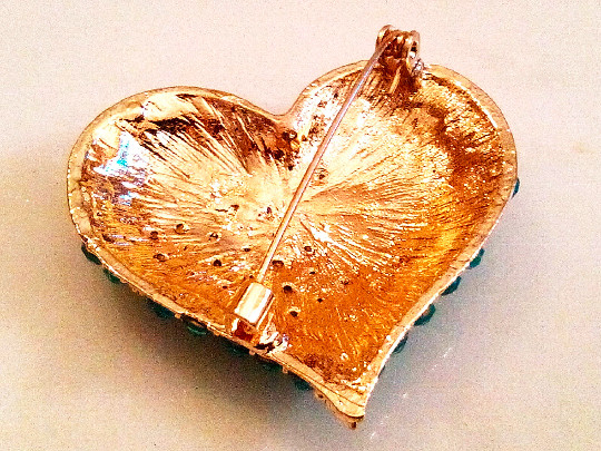 VALENTINE’S HEART BROOCH!Sparking Faceted Blue Crystal Pin.Yellow Gold Tone Set.