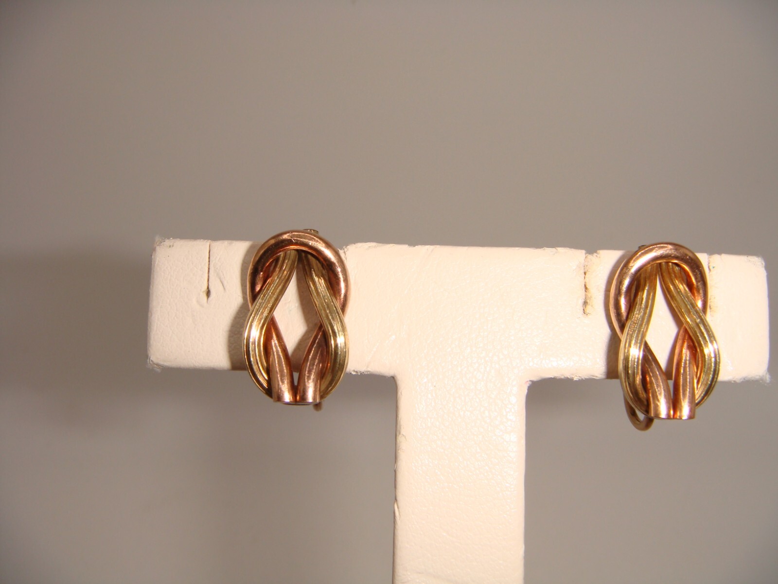 VINTAGE SIGNED CATAMORE 1/20 12K GOLD FILLED DUAL TONE KNOT SCREW BACK EARRING