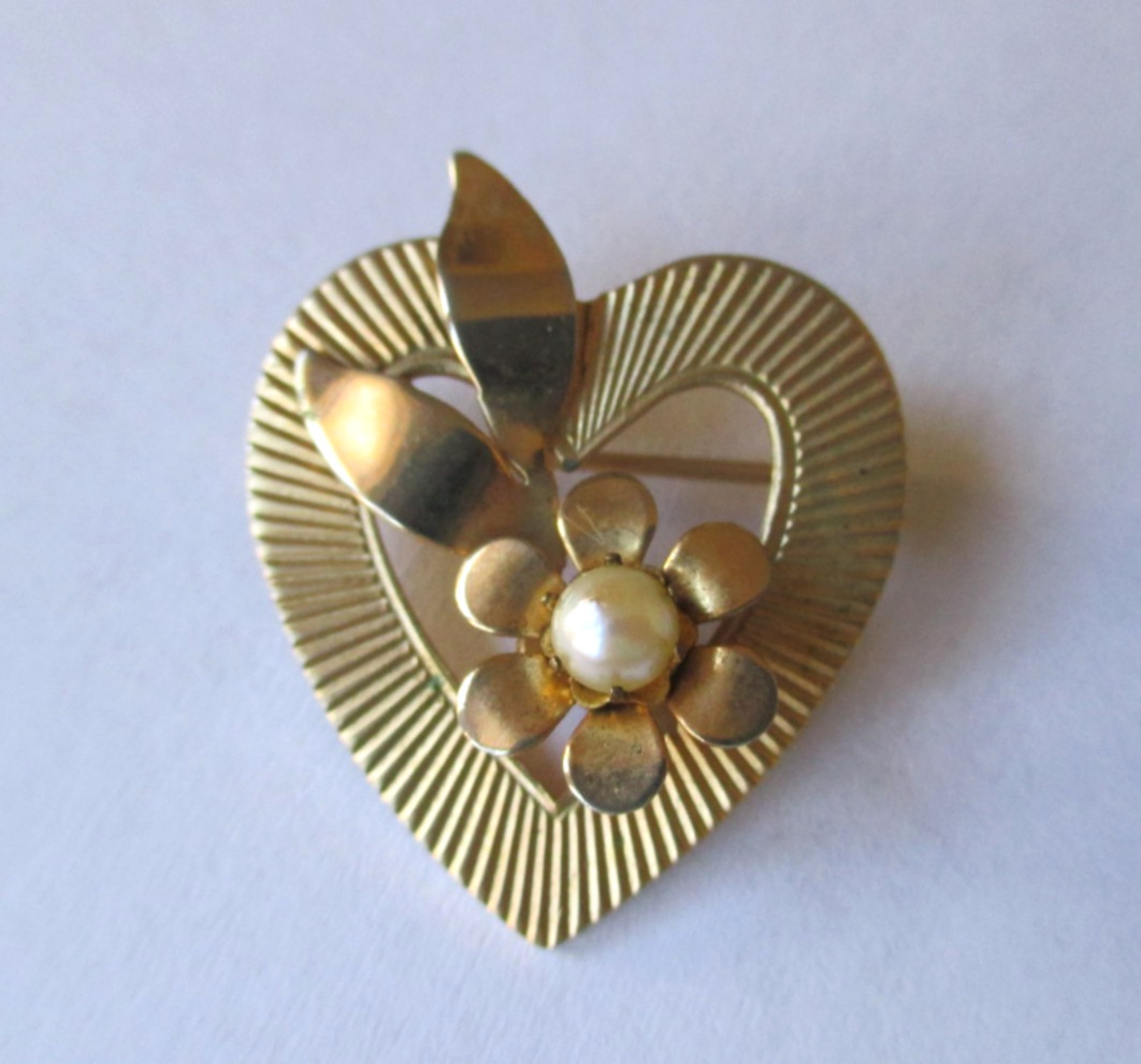 VINTAGE GOLD TONE HEART WITH FLOWER AND WHITE PEARL PRETTY BROOCH PIN 1″X1″