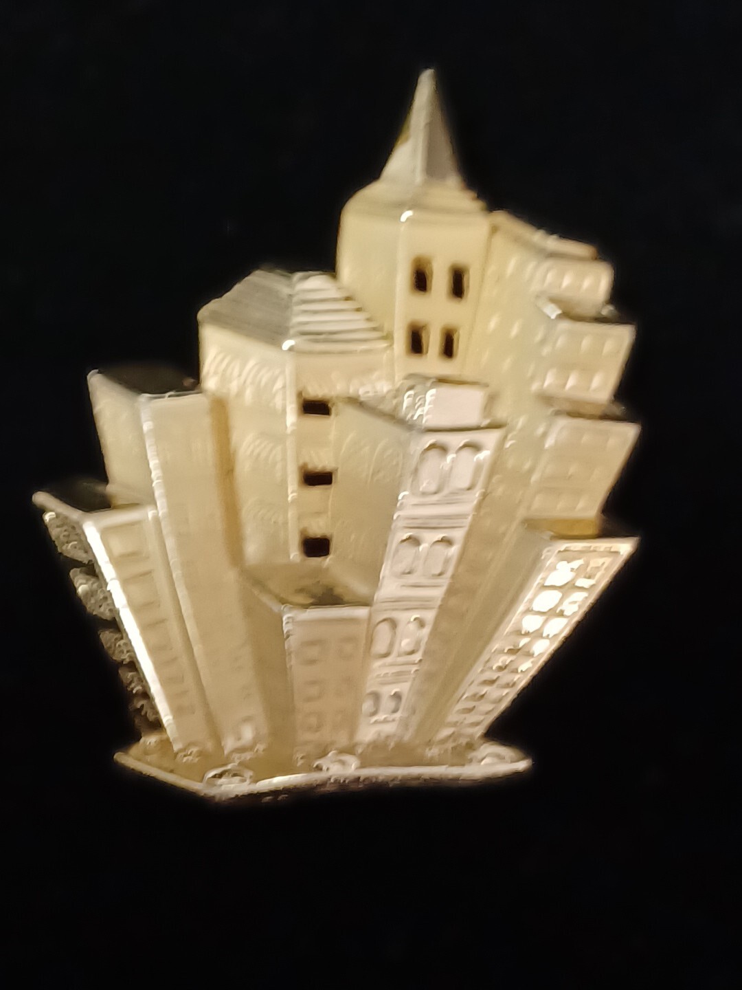 Vtg New York City Buildings Brooch Pin Skyscrapers Pin 3D Gold Tone. A-03