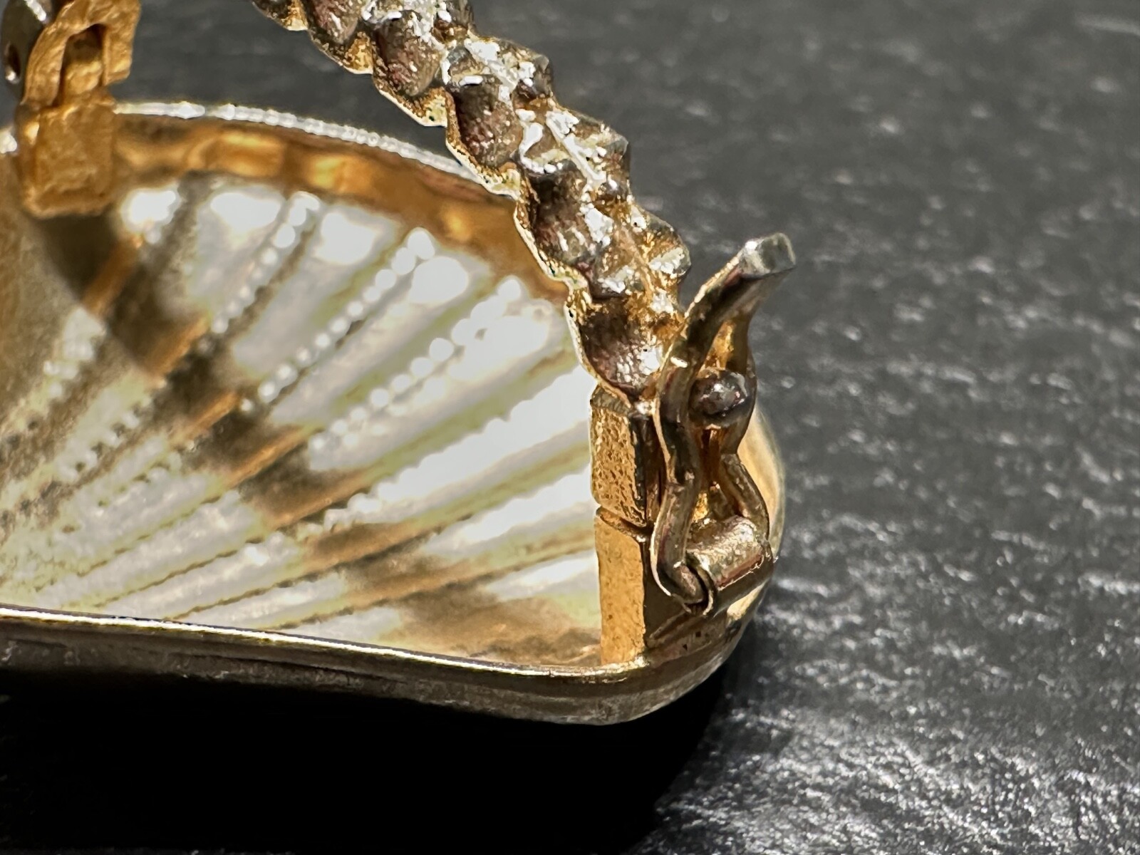 GOLD TONE SHELL SHAPED SCARF OR DRESS CLIP WITH SAFETY CLASP H354