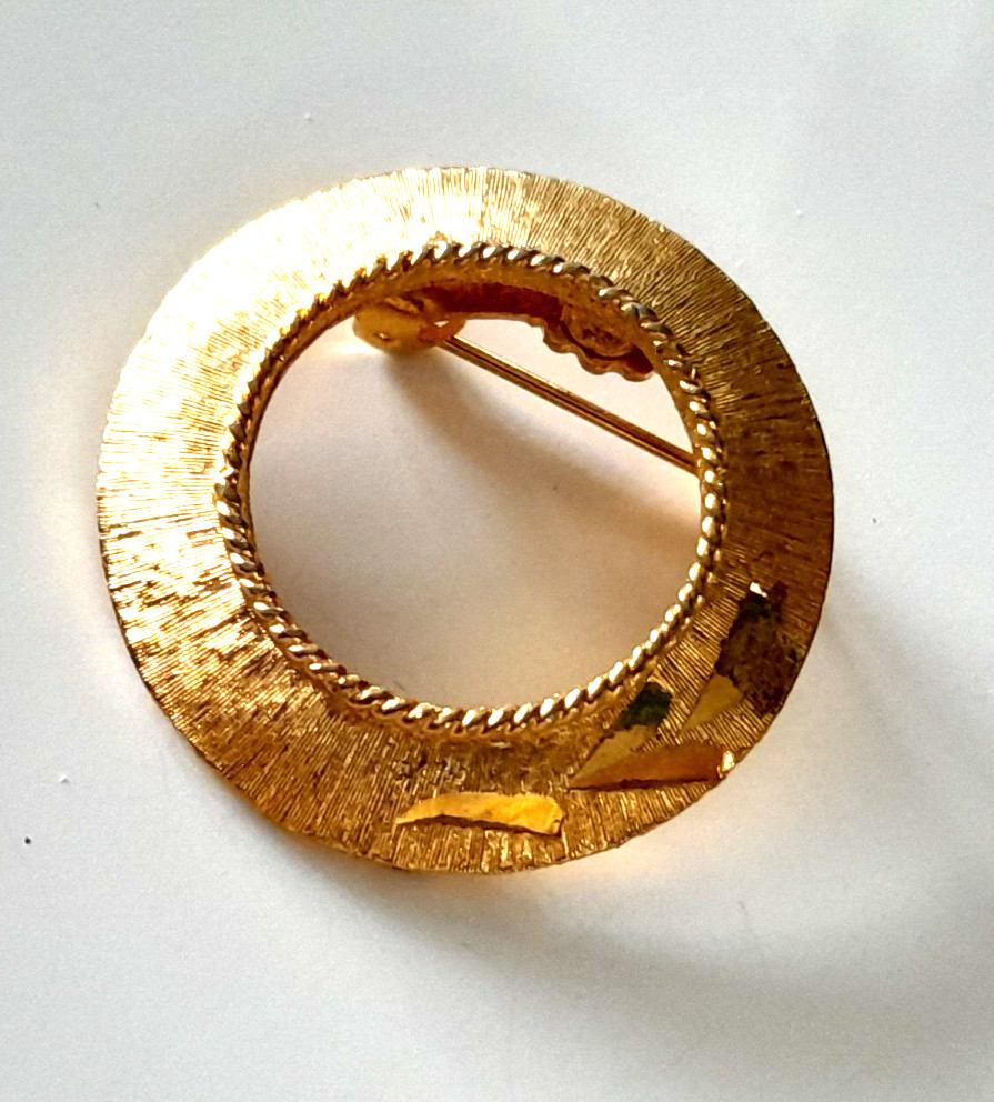 Vintage 1960’s MAMSELLE Signed Gold-Tone Metal 1.25″ Wreath Circle Pin/Brooch