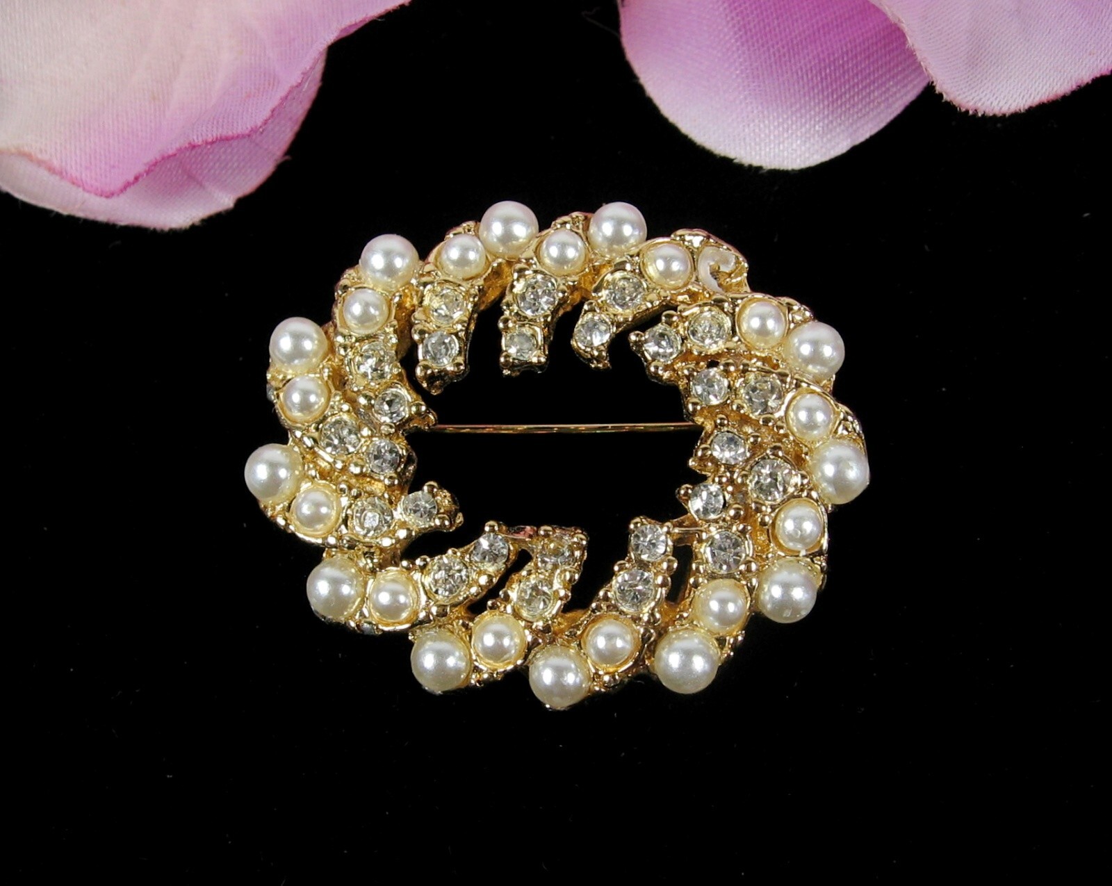 Vintage RHINESTONES & FAUX PEARLS Pinwheel PIN Brooch Goldtone Oval W/ Box