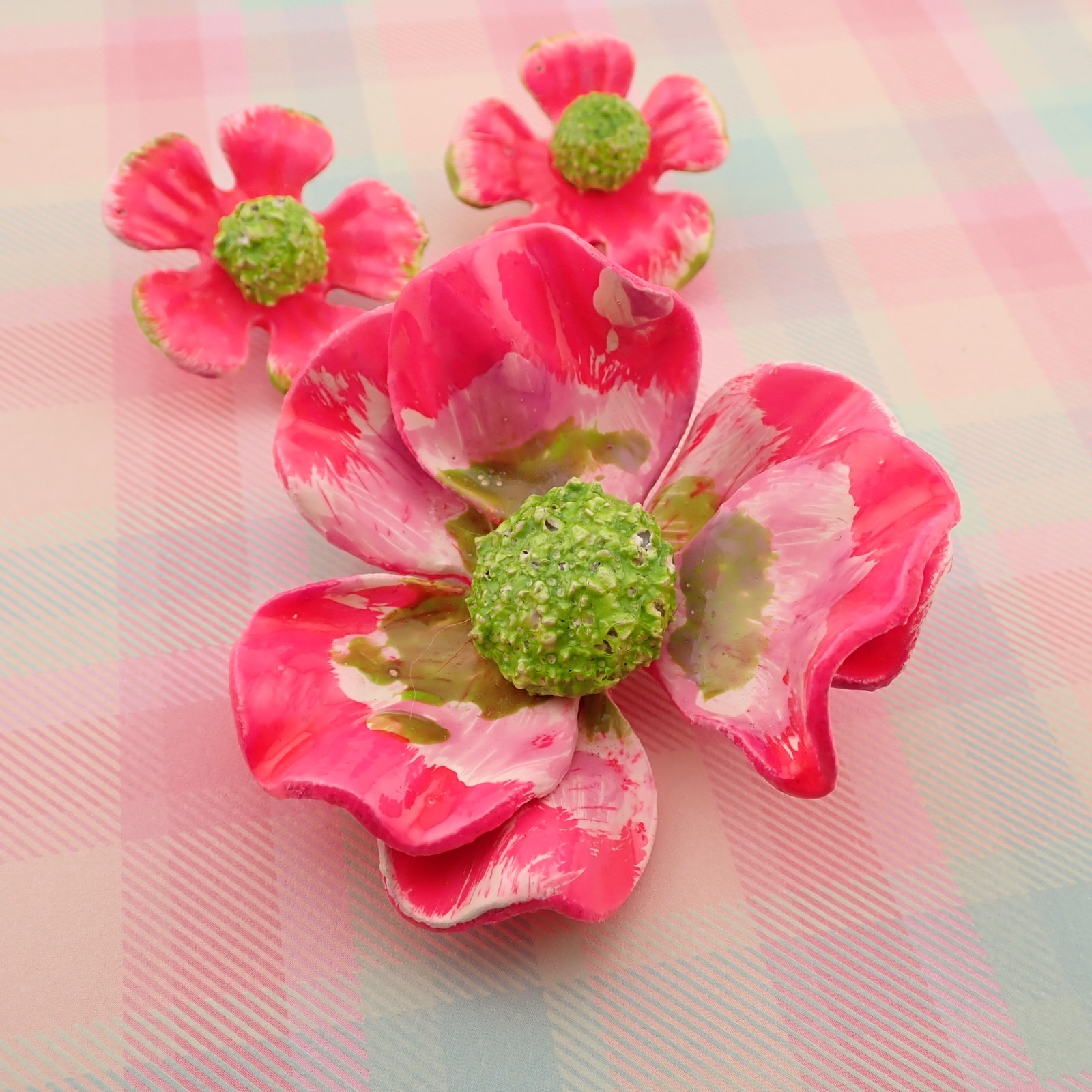 Vintage Neon Pink Green High Relief Resin Flower Pin Brooch Clip Earring Set