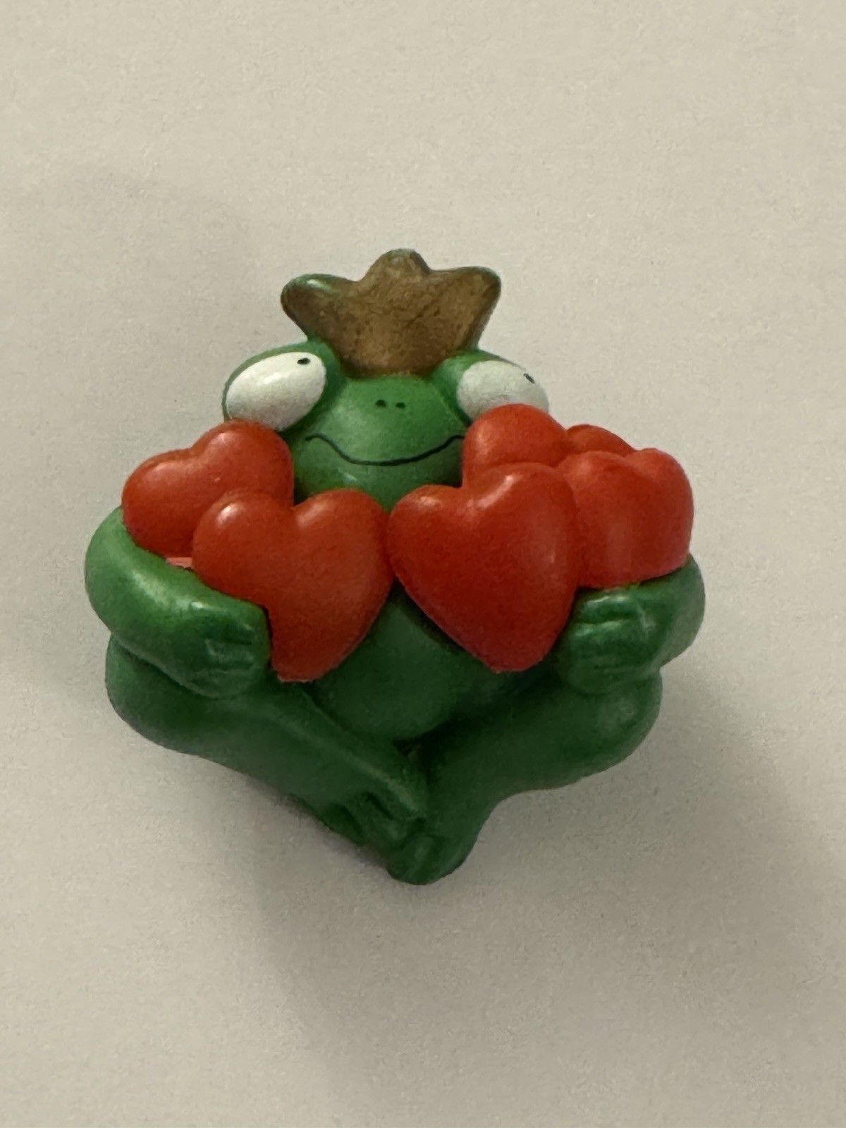 1984 Fun World Pin Button King Frog & Heart Valentines Day BB25
