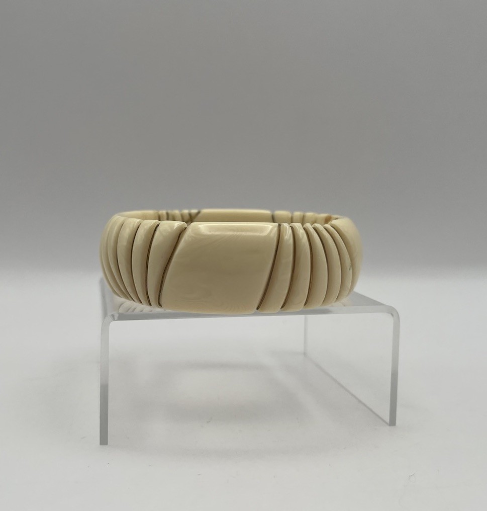 Vtg Carved Resin or Horn Ribbed Bangle Bracelet Ivory in Color with Gold Wire