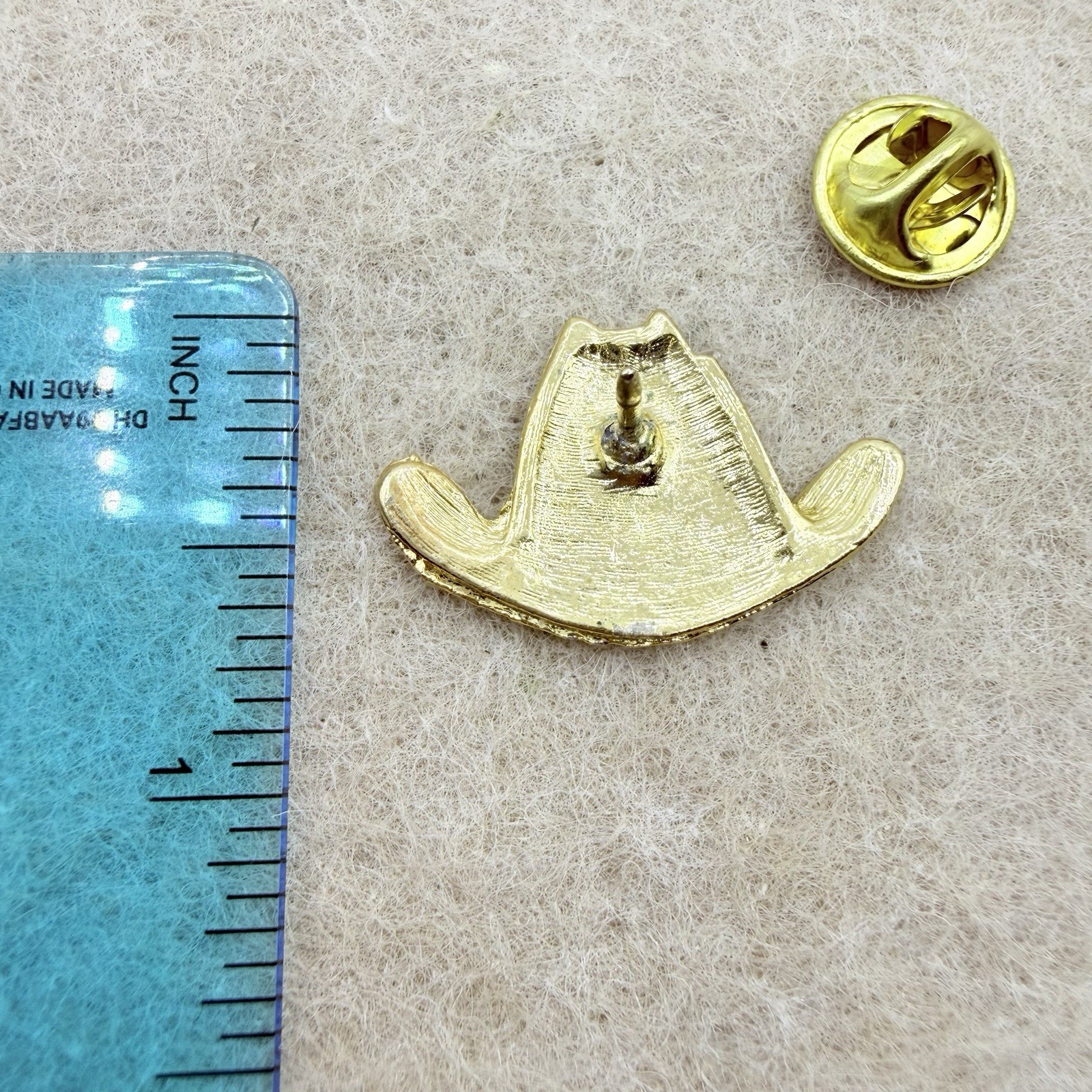 Vintage Gold Tone Western Cowboy Cowgirl Hat Lapel Pin Accessory Badge