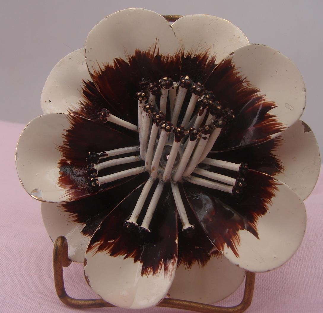Vintage Retro Hippy Mod 60’s White & Brown Enamel Metal Flower Pin