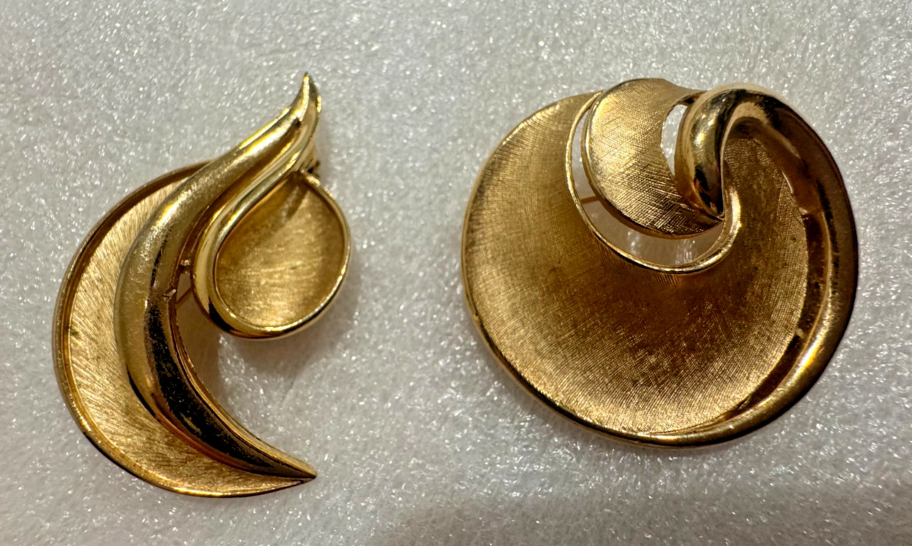 Lot 2 Crown Trifari Brushed Gold Tone Brooch Brooches Swirl Ribbon Modernist Vtg