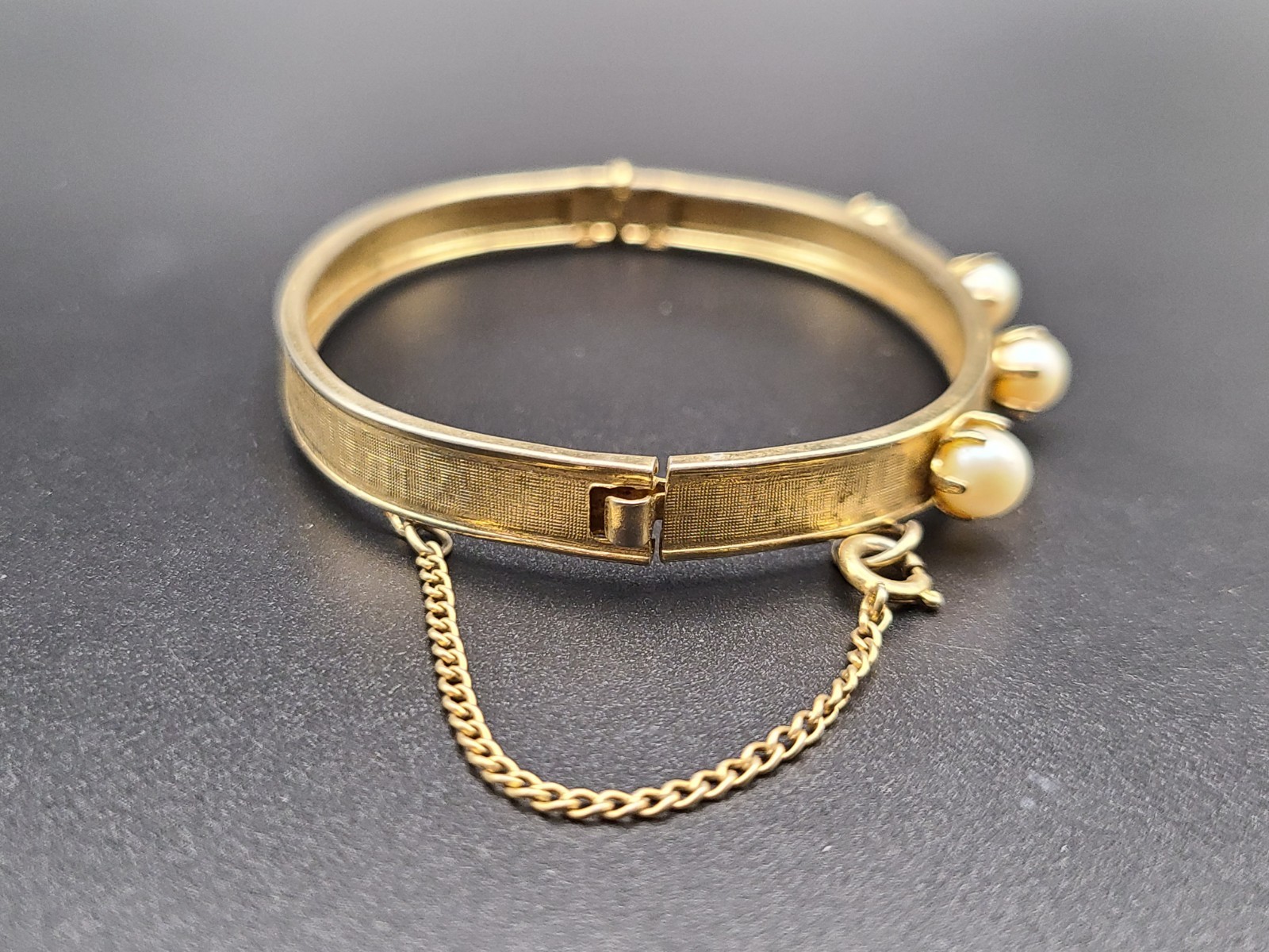 Vintage Gold Tone Faux Pearl Bangle Bracelet Safety Chain 17cm