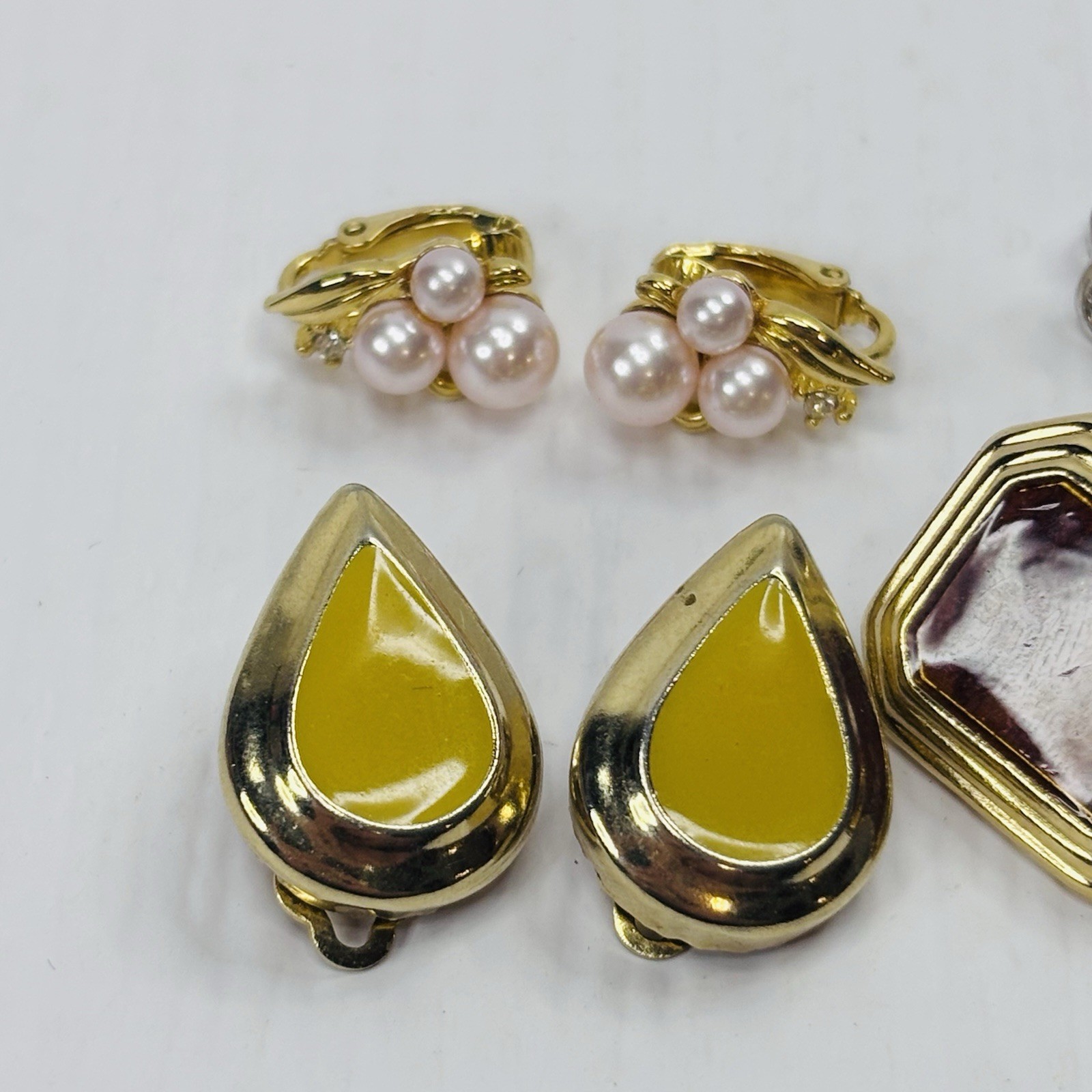 Vintage Jewelry Lot of 4 Pair Clip Earrings AVON & Unbranded B970