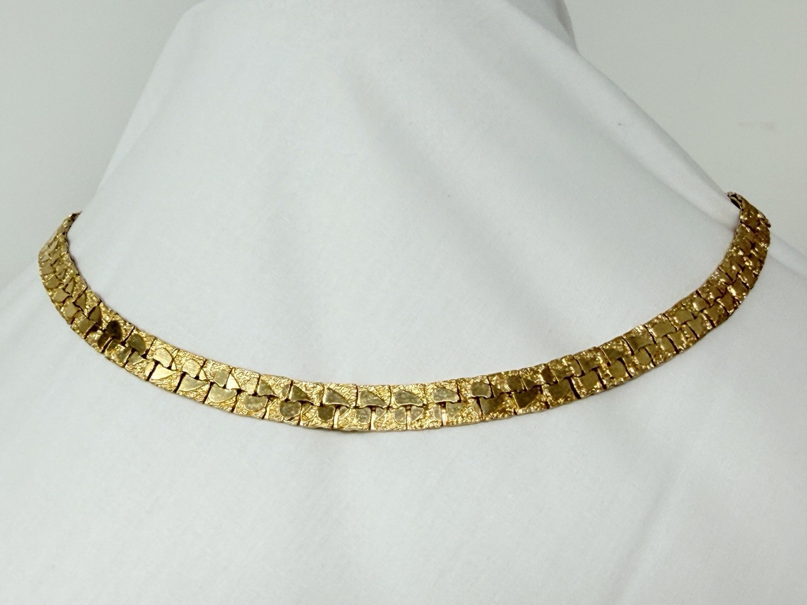 Beautiful Vintage Gold tone Heart Textured 8mm wide Flat Chain 17.5″ Necklace