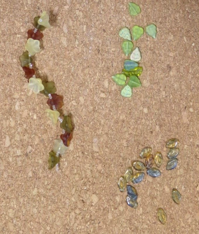 LOT OF PLASTIC FLOWER / LEAF BEADS 8 – 12 mm bon88craft bz8cr v88cr JZ8