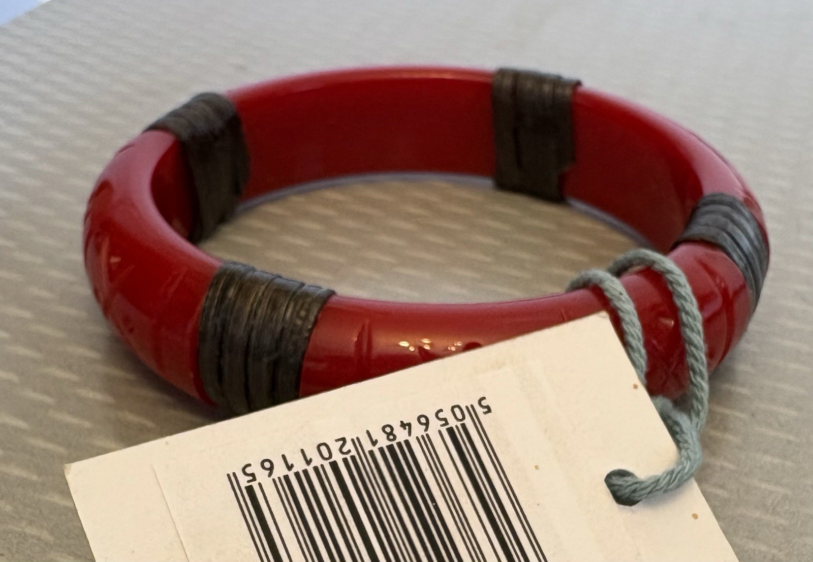 Carved Red Fakelite Plastic Bangle Bamboo Wrapped Splendette w/tag 6.5″ SMALL