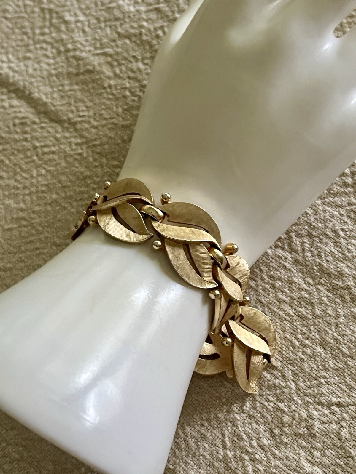 Vintage Trifari Bracelet Gold Tone Leaf Link 7.25 In