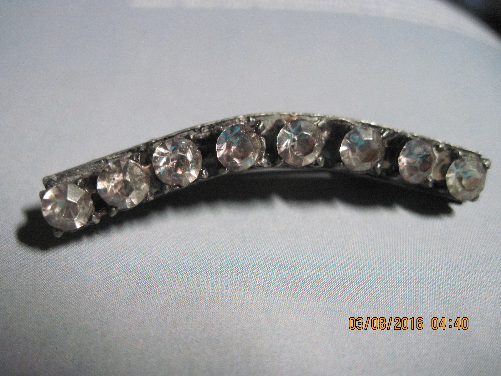 VINTAGE BEAUTIFUL SILVER/WHITE METAL/PEWTER? PRONG SET CRYSTAL CURVE PIN…#9042