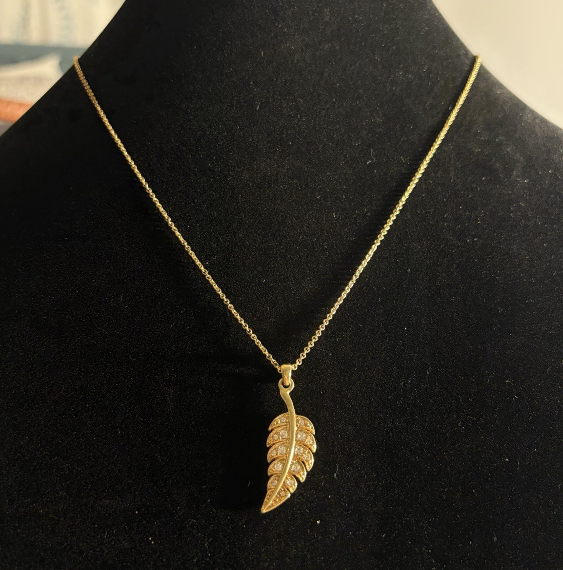 Vintage Avon Gold Tone Rhinestone Leaf Pendant Necklace Signed Avon 18”