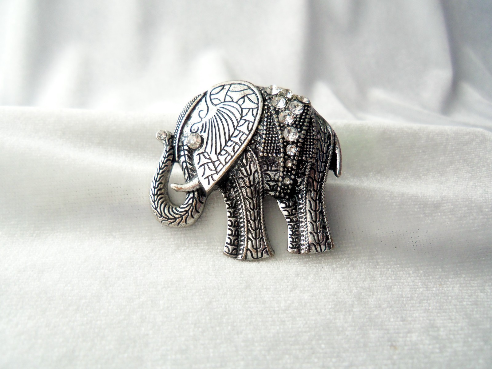 Vintage Crystal Rhinestone Accents Silverton Filigree Elephant Stretch Band Ring