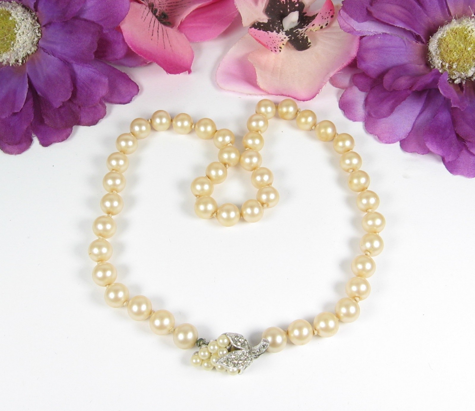 BUNCH OF GRAPES Clasp Vintage GLASS FAUX PEARL BEAD Necklace Beaded Choker 15″
