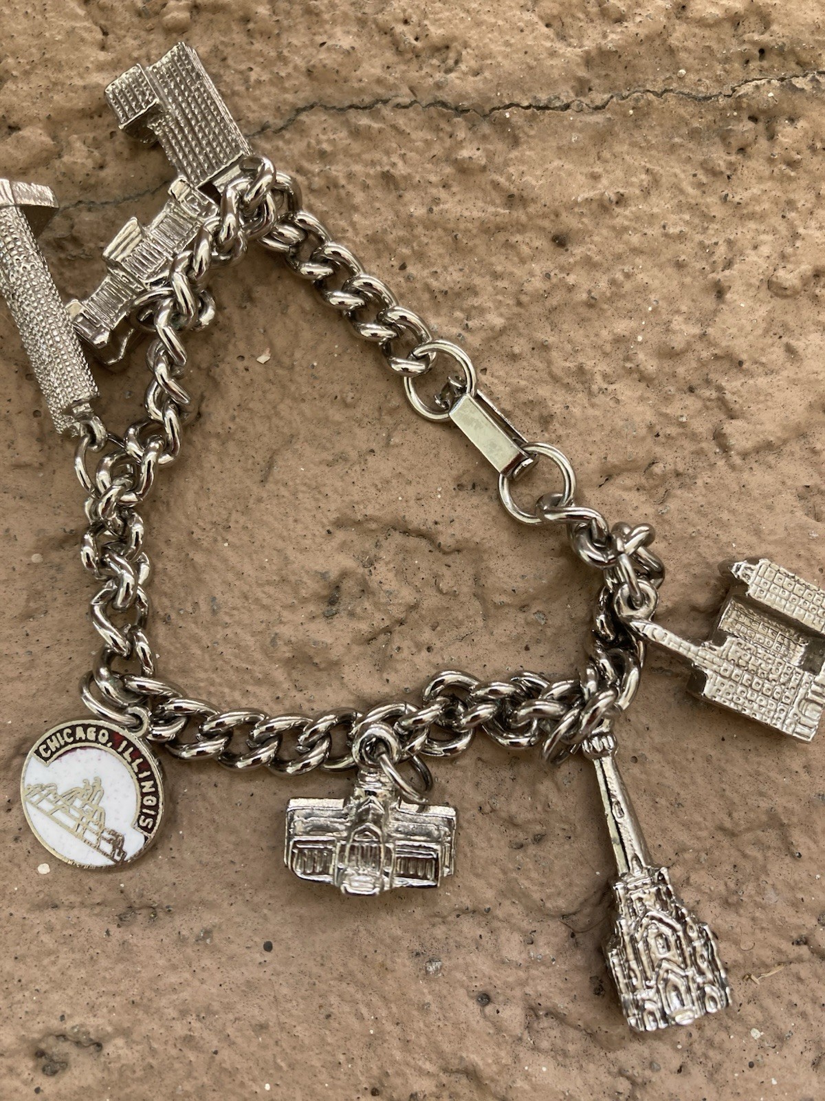 Vintage Silvertone CHICAGO Souvenir BUILDINGS Charm Bracelet – 7 Charms