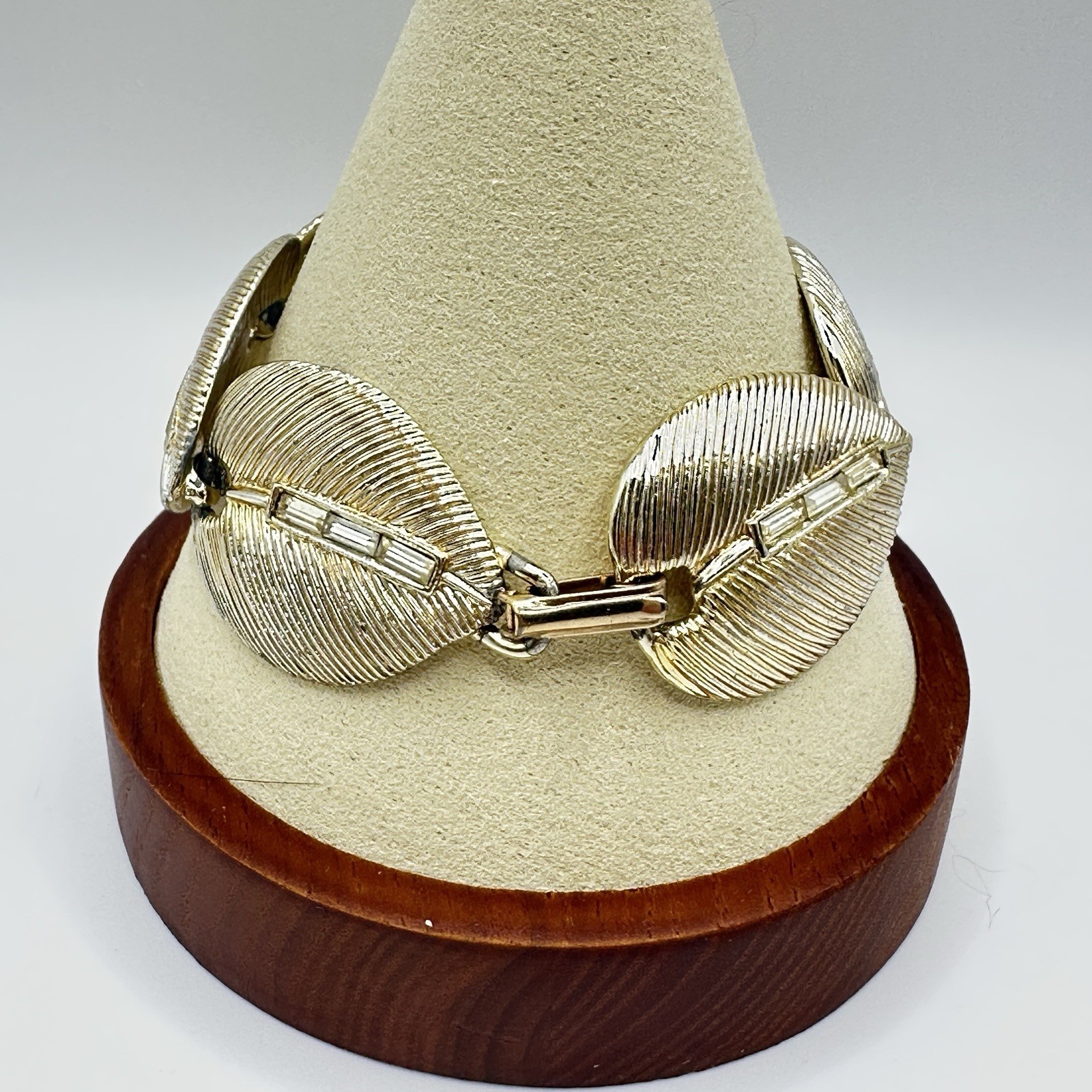Vintage Gold Tone Leaf Link Bracelet Textured Leaves Fold Over Clasp Size 6.75