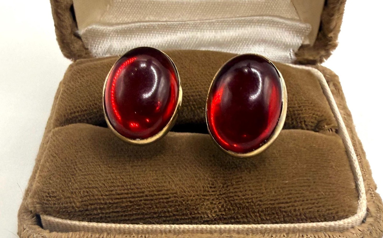 Vintage Hadley red oval jelly cabochon and gold tone cuff links
